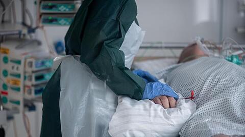 Eine Mitarbeiterin der Pflege betreut einen Covid-Patienten im nordrhein-westfälischen Essen. Die Gesamtzahl der nachgewiesenen Corona-Infektionen in Deutschland hat die Fünf-Millionen-Marke überschritten.