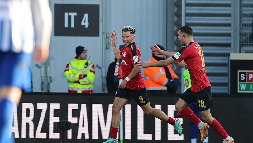 Wiesbadens Thijmen Goppel (l) feiert mit Mitspieler Ivan Prtajin sein Tor zum 3:1 gegen Hertha BSC. Wiesbadens Thijmen Goppel (l) feiert mit Mitspieler Ivan Prtajin sein Tor zum 3:1 gegen Hertha BSC.