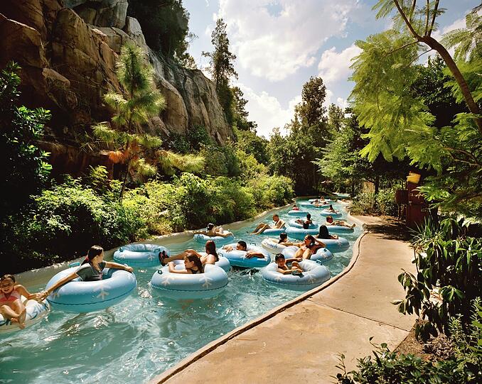 Die Zivilisation durchdringt jeden Flecken Erde. "Fake Holidays" ist doch ein schöner Titel für eine Serie mit solchen Vergnügungen. Reiner Riedler hat 2005 in Florida einen "Wild River" fotografiert.
