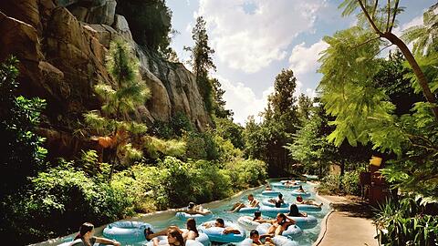 Die Zivilisation durchdringt jeden Flecken Erde. "Fake Holidays" ist doch ein schöner Titel für eine Serie mit solchen Vergnügungen. Reiner Riedler hat 2005 in Florida einen "Wild River" fotografiert.