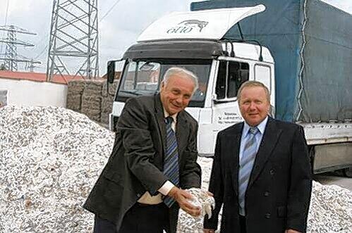 Die Geschäftsführer Werner (li.) und Wolfgang Otto präsentieren ihre spezielle Reitsand-Mischung für die Araber.