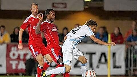Das 1:1 der Löwen: Moritz Leitner (r.) schießt ein, Ex-Bayer Zé Roberto kann ihn nicht daran hindern.