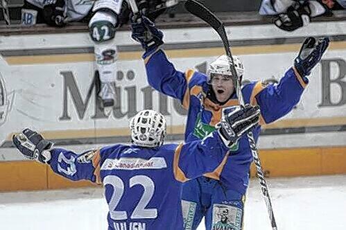 Auch in Straubing gab's Grund zum EHC-Jubel: Stéphane Julien und Eric Schneider.