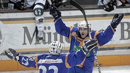 Auch in Straubing gab's Grund zum EHC-Jubel: Stéphane Julien und Eric Schneider. Auch in Straubing gab's Grund zum EHC-Jubel: Stéphane Julien und Eric Schneider.