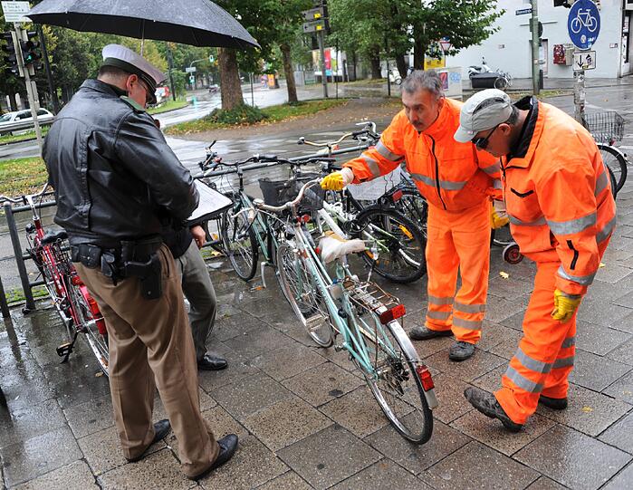 Montagmorgen am Sendlinger Tor: Mitarbeiter der Stadt beginnen mit der alljährlichen Entsorgung der Schrott-Radl - in den vergangenen Jahren sammelte die Stadt rund 2.000 Fahrrad-Krücken ein, die von ihren Besitzern offenbar über einen langen Zeitraum in Vergessenheit geraten waren. Bolzenschneider und Flexschleifer kommen dabei regelmäßig zum Einsatz.  In den städtischen Wertstoffhöfen werden die ausgeschlachteten Räder später eingestampft.