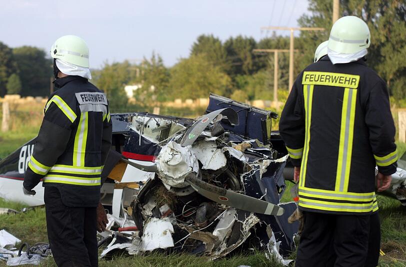 Bei einem Flugzeugunglück in Nordrhein-Westfalen sind fünf Menschen, darunter zwei Kinder ums Leben gekommen. Bilder vom Absturzort.