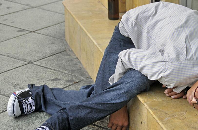 Nach einem wuchtigen Schlag gegen die unschuldige Werbetafel ging der Mann kurzzeitig zu Boden. (Symbolbild)