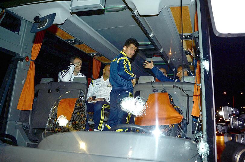 Szenen der Zerstörung: Ein Unbekannter hat den Mannschaftsbus des türkischen Erstligisten Fenerbahce Istanbul mit einer Schrotflinte attackiert. Die Bilder