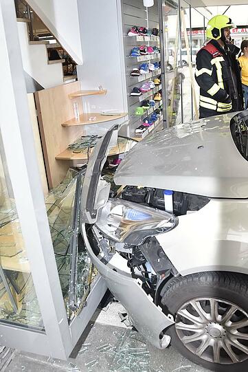 Der Ford landete in der Schaufensterauslage des Schuhgeschäftes.