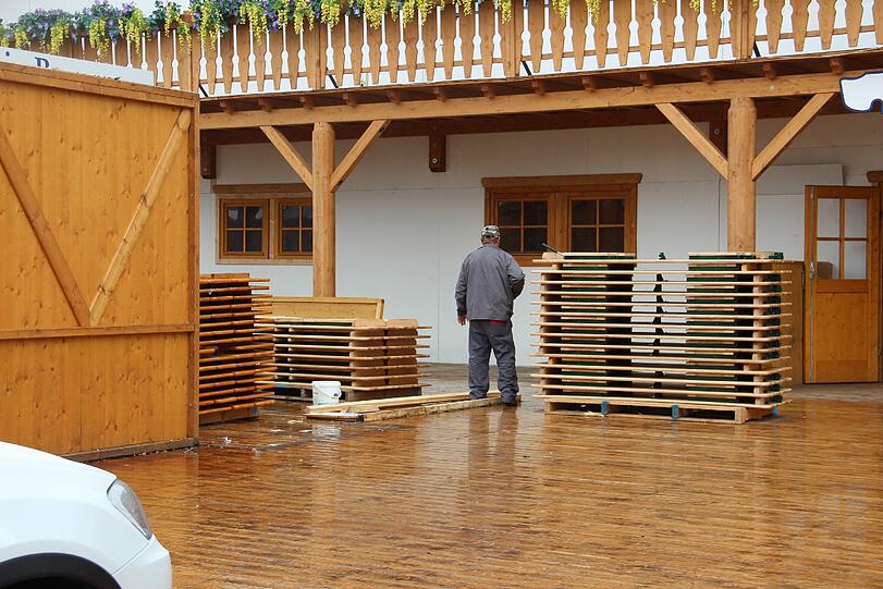 Regen und Tristesse am Tag danach: Die Bilder vom Wiesn-Abbau am Dienstagvormittag.