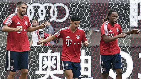 Renato Sanches (rechts) im Trainingslager mit in China - mit seinem Bayern-Teamkollegen Javi Martínez (links) und James Rodríguez.