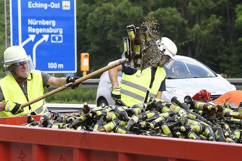 Hunderte Flaschen alkoholfreies Weißbier gingen bei dem Unfall zu Bruch. Die Bilder.