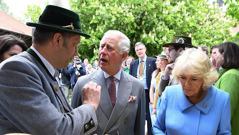 Charles und Camilla bekommen Käse zum Probieren. Charles und Camilla bekommen Käse zum Probieren.