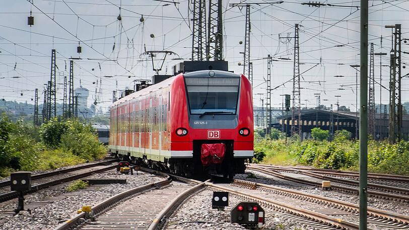 Wegen eines kranken Schaffners wurde ein Zug angehalten. (Symbolbild)