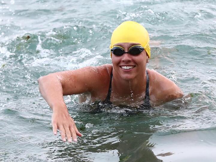 Chloe McCardel vor Abbotts Cliff in der Nähe von Folkestone vor Beginn ihres rekordverdächtigen Schwimmversuch über den Ärmelkanal.
