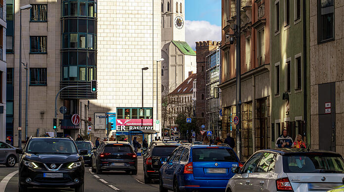 Der Oberanger mit Blick auf den Alten Peter: Die Stadt will den Autoverkehr in der Altstadt massiv einschränken und Parkplätze streichen. Nach jetzigem Planungsstand könnten Autofahrer dann auch nicht mehr vom Hacken- ins Angerviertel fahren.