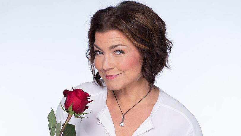 Claudia Schmutzlers Figur in "Rote Rosen" hat bereits vor einigen Jahren geheiratet - jetzt hatte die Schauspielerin ihre ganz eigene Hochzeit. Claudia Schmutzlers Figur in "Rote Rosen" hat bereits vor einigen Jahren geheiratet - jetzt hatte die Schauspielerin ihre ganz eigene Hochzeit.