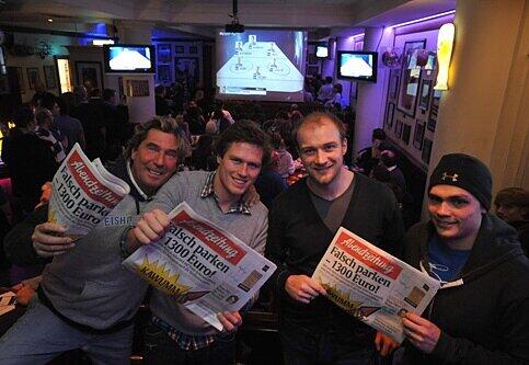 Stadionsprecher Schneider mit den verletzten EHC-Stars (von l.) Petermann, Hilpert und Rautert beim EHC- Fanfest in der Champions Bar.