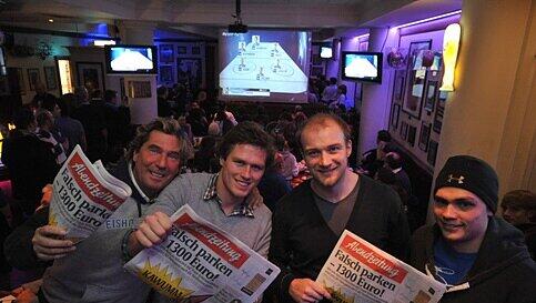 Stadionsprecher Schneider mit den verletzten EHC-Stars (von l.) Petermann, Hilpert und Rautert beim EHC- Fanfest in der Champions Bar. Stadionsprecher Schneider mit den verletzten EHC-Stars (von l.) Petermann, Hilpert und Rautert beim EHC- Fanfest in der Champions Bar.