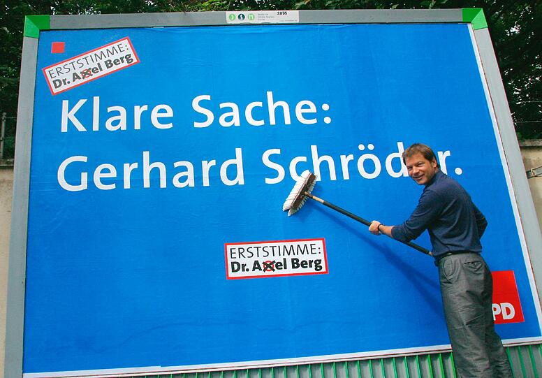 Plakate kleben kann er: Axel Berg im Bundestagswahlkampf 2009.