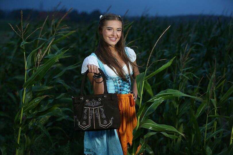 Lara mit einer braunen Version der &bdquo;Wiesntraum&ldquo;-Tasche.
