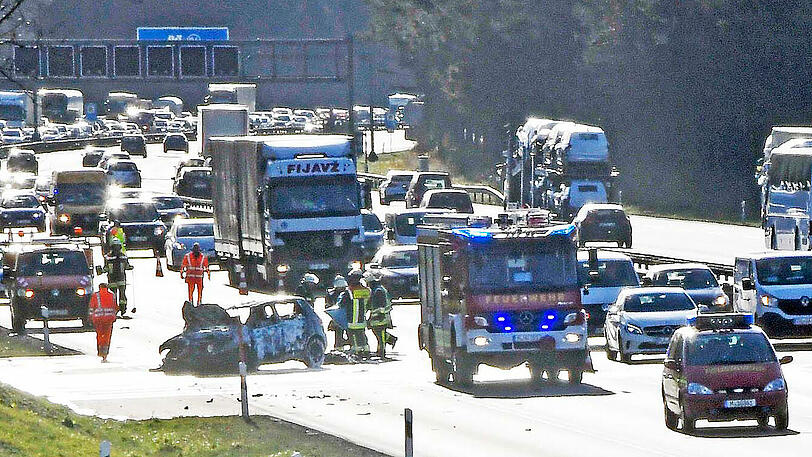 Glück gehabt: Bei einem Unfall auf der A8 zwischen Taufkirchen und Brunnthal kann sich ein Paar gerade noch rechtzeitig aus einem brennenden VW Golf befreien. Die Bilder von der Unfallstelle zum Durchklicken.