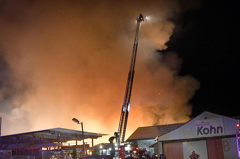 Mehrere Lagerhallen brannten beinahe vollkommen ab - die Feuerwehr war die ganze Nacht im Einsatz. Die Bilder.