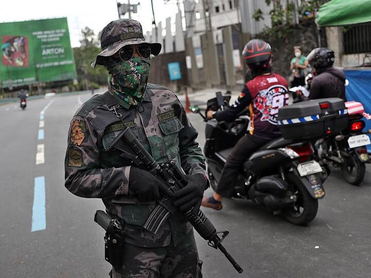 Ein bewaffneter Soldat an einem Kontrollpunkt in der philippinischen Hauptstadt Manila.