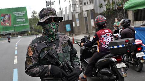 Ein bewaffneter Soldat an einem Kontrollpunkt in der philippinischen Hauptstadt Manila.