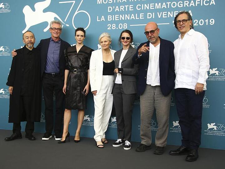Die Jurymitglieder: Shinya Tsukamoto (l-r), Piers Handling, Stacy Martin, Mary Harron, Lucrecia Martel, Paolo Virzi und Rodrigo Prieto.