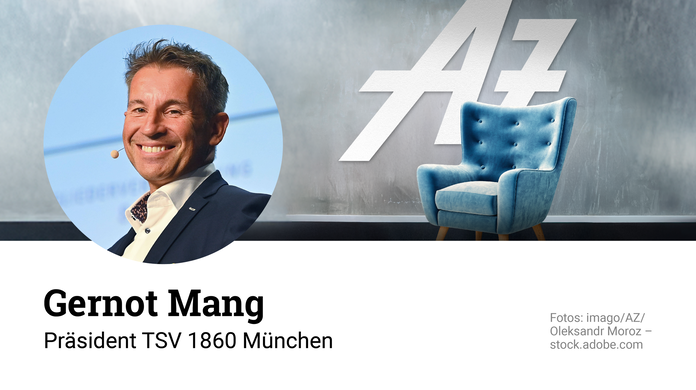 Auf dem blauen Sessel nimmt Platz Gernot Mang – am 15. November 2025 im Deutschen Theater.