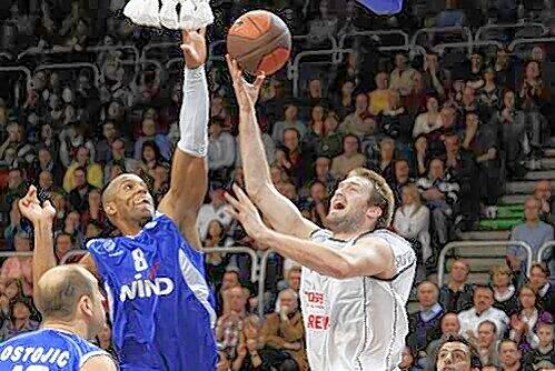 Bauchlandung für die fränkischen Überflieger: Trotz zehn Punkten von Brose-Star Mark Worthington (rechts) müssen sich die Bamberger Korbjäger aus dem EuroCup verabschieden.