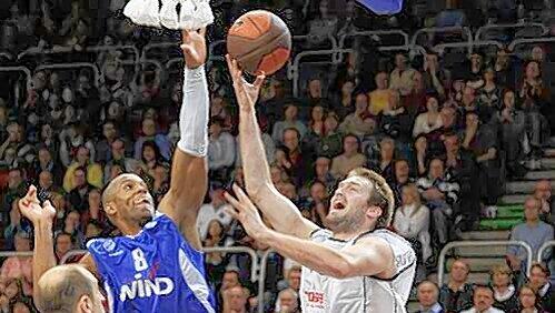 Bauchlandung für die fränkischen Überflieger: Trotz zehn Punkten von Brose-Star Mark Worthington (rechts) müssen sich die Bamberger Korbjäger aus dem EuroCup verabschieden. Bauchlandung für die fränkischen Überflieger: Trotz zehn Punkten von Brose-Star Mark Worthington (rechts) müssen sich die Bamberger Korbjäger aus dem EuroCup verabschieden.