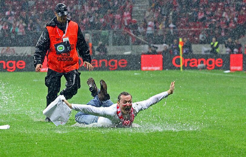 Ein englischer Sommertag: Grauer Himmel, nasskalter Regen - und ein Dive auf dem Stadionrasen.