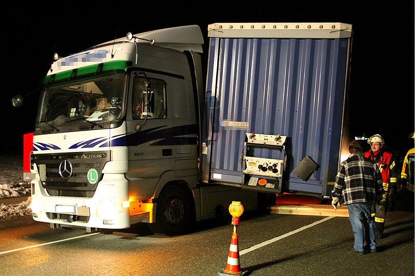 Auf der B 304 verlor ein LKW auf Höhe der Abzweigung ST 2104 nach Waging seinen Auflieger.