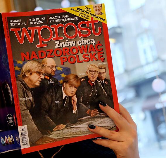 Angela Merkel auf dem Cover des polnischen "Wrpost"-Magazins. Die Aufmachung erinnert an ein Bild, das während des zweiten Weltkriegs Hitler und seine Entourage in ähnlicher Pose zeigte.