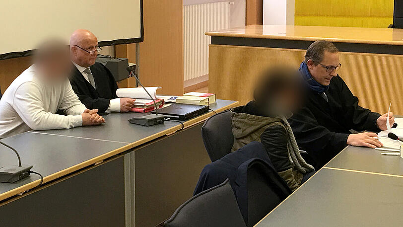 Die wegen versuchten Mordes durch Unterlassen angeklagten Eltern eines fünfjährigen Jungen sitzen am 25.10.2017 im Landgericht Regensburg (Bayern) neben ihren Anwälten.