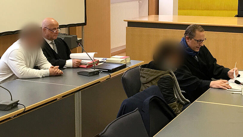 Die wegen versuchten Mordes durch Unterlassen angeklagten Eltern eines fünfjährigen Jungen sitzen am 25.10.2017 im Landgericht Regensburg (Bayern) neben ihren Anwälten. Die wegen versuchten Mordes durch Unterlassen angeklagten Eltern eines fünfjährigen Jungen sitzen am 25.10.2017 im Landgericht Regensburg (Bayern) neben ihren Anwälten.