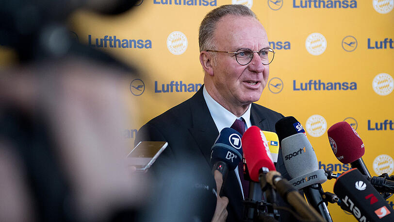 Karl-Heinz Rummenigge vor dem Abflug nach Sevilla am Münchner Flughafen.