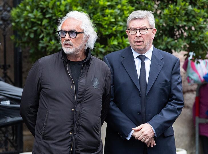 Flavio Briatore (l), ehemaliger Teamchef der Formel-1-Teams Benetton und Renault, und Ross Brawn, ehemaliger Technischer Direktor verschiedener Formel-1-Teams, verlassen den Stephansdom nach der Trauerfeier für die verstorbene Motorsport-Legende Niki Lauda.