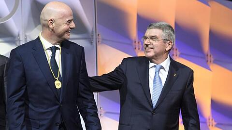 Zwischen FIFA-Boss Gianni Infantino (l), und IOC-Chef Thomas Bach besteht offenbar Redebedarf.