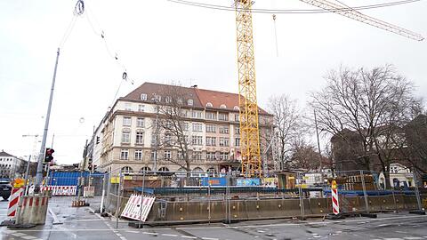 Der Baukran, die Absperrungen und Bauzäune bleiben den Münchnern noch eine Weile erhalten.
