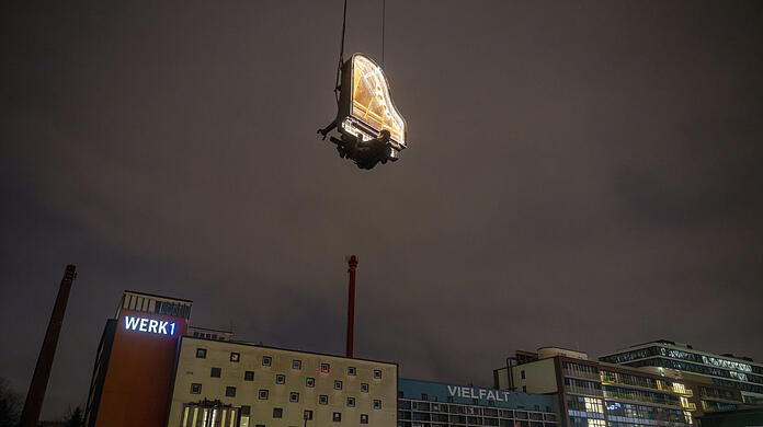 Der Künstler Alain Roche gab zwischen Dezember 2023 und Juni 2024 182 Tage lang jeden Morgen kurz vor Sonnenaufgang im Werksviertel ein Klavierkonzert in 10 Meter Höhe. Die Konzerte mit dem Titel "When the Sun Stands still" waren ein ein Unterstützungsprojekt zum Bau des Münchner Konzerthauses.
