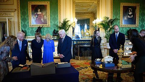 Dem Bundespr&auml;sidenten und seiner Frau wurden Objekte aus der K&ouml;niglichen Sammlung pr&auml;sentiert.