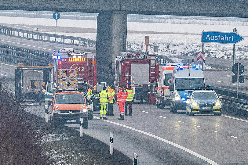 Einsatzkr&auml;fte stehen auf der A3. Bei einer Verkehrskontrolle auf der Autobahn wurden "sprengstoffverd&auml;chtige Gegenst&auml;nde" entdeckt. Die Polizei sperrte die Autobahn und nahm zwei Personen vorl&auml;ufig fest. +++ dpa-Bildfunk +++