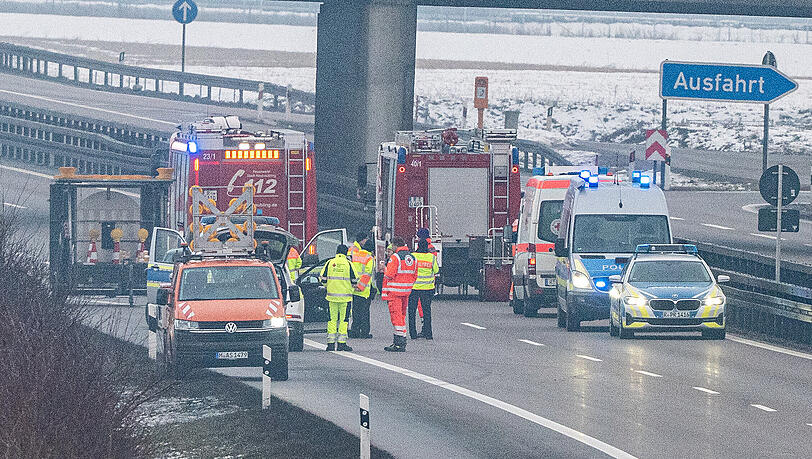 Einsatzkr&auml;fte stehen auf der A3. Bei einer Verkehrskontrolle auf der Autobahn wurden "sprengstoffverd&auml;chtige Gegenst&auml;nde" entdeckt. Die Polizei sperrte die Autobahn und nahm zwei Personen vorl&auml;ufig fest. +++ dpa-Bildfunk +++