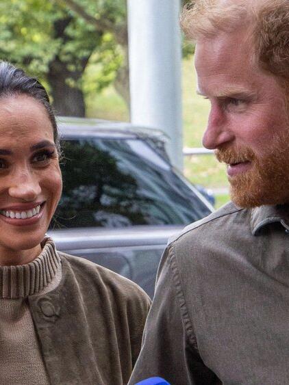 Herzogin Meghan und Prinz Harry leben seit August wieder in Gro&szlig;britannien. Ihre Kinder mussten gerade nach nur zwei Unterrichtstagen schon wieder die Schule wechseln.