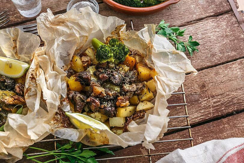 Der Lammschmortopf Kleftiko ist als typisches Landesgericht vor allem auf der Insel Zypern bekannt. Dafür werden kleine Lammfleischstücke mit Zwiebeln, Knoblauch, Kartoffeln, Zucchini, Oliven, Tomaten, Feta, Rosmarin und Oregano mit Backpapier zu Päckchen gepackt und in eine Auflaufform gelegt. Nach 90 Minuten Garzeit sind die Pakete essfertig. Der Lammschmortopf Kleftiko ist als typisches Landesgericht vor allem auf der Insel Zypern bekannt. Dafür werden kleine Lammfleischstücke mit Zwiebeln, Knoblauch, Kartoffeln, Zucchini, Oliven, Tomaten, Feta, Rosmarin und Oregano mit Backpapier zu Päckchen gepackt und in eine Auflaufform gelegt. Nach 90 Minuten Garzeit sind die Pakete essfertig.