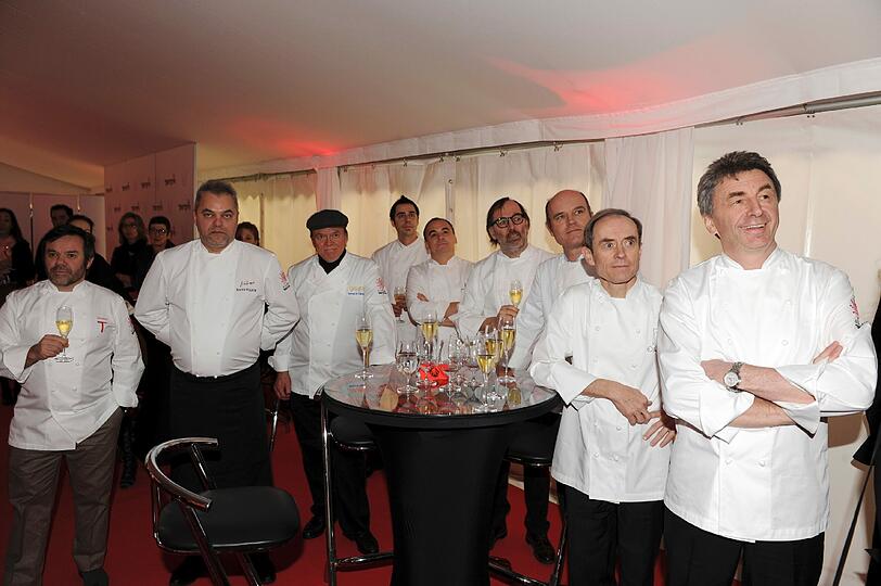 Es ist der Inbegriff von Haute Cuisine in
Deutschland: das Restaurant &bdquo;Tantris&ldquo; in München, dessen Name im
Buddhismus &bdquo;Suche nach Vollkommenheit&ldquo; bedeutet. Am Wochenende feierte das "Tantris" seinen 40. Geburtstag. Die AZ zeigt die Bilder der exklusiven Geburtstagsfeier.