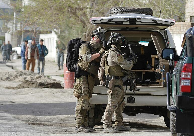 Überreste der Schlacht im Diplomatenviertel: Erst nach 18 Stunden, am frühen Montagmorgen, konnte der Angriff der Taliban niedergeschlagen werden. Mindestens 47 Tote wurden gezählt. 36 sollen Taliban gewesen sein. Die Bilder